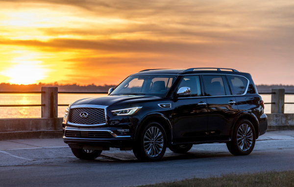 Черный внедорожник Infiniti QX80  на фоне заката 