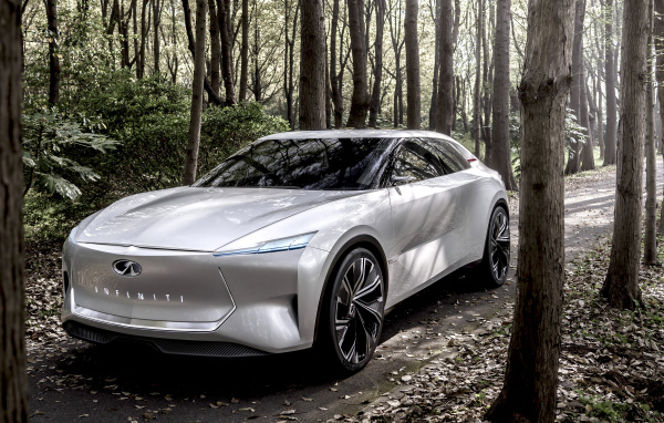 Серебристый автомобиль Infiniti Qs Inspiration 2019 года в лесу