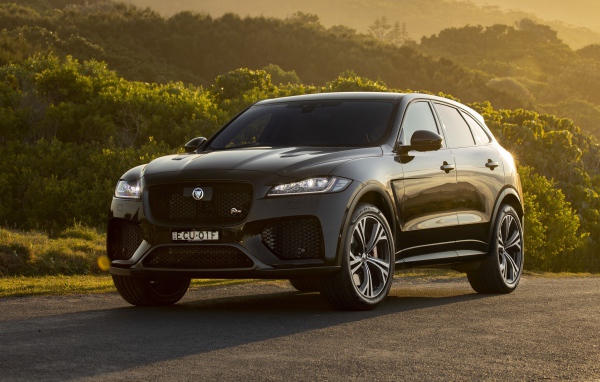 Черный автомобиль Jaguar F-Pace SVR 2019 года вид спереди 