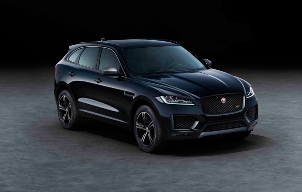 Черный стильный Jaguar F-Pace 300 Sport 2019 года