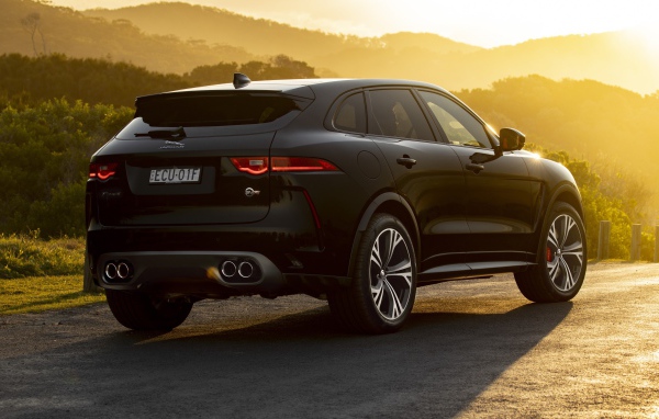 Черный стильный Jaguar F-Pace SVR 2019 года вид сзади