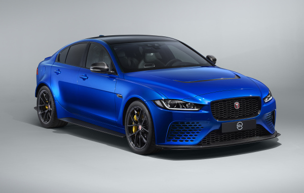 Синий автомобиль Jaguar XE SV Project 8 Touring, 2019 года на сером фоне