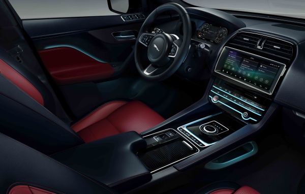 Салон автомобиля Jaguar F-Pace Chequered Flag 2019 года