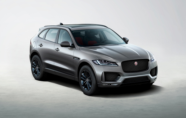 Серебристый автомобиль Jaguar F-Pace Chequered Flag 2019 года