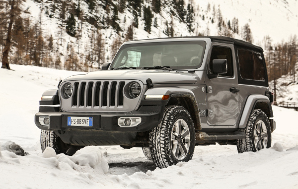 Черный Jeep Wrangler Sahara 2019 года на снегу