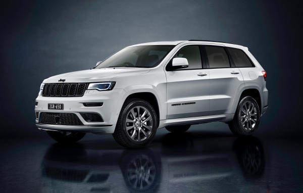 Серый внедорожник Jeep Grand Cherokee S Overland 2019 года на сером фоне