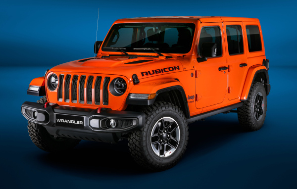 Оранжевый Jeep Wrangler Unlimited Rubicon 2018 года на синем фоне
