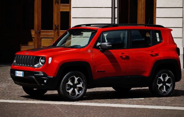 Красный Jeep Renegade Trailhawk Plug-In Hybrid, 2019 года у здания