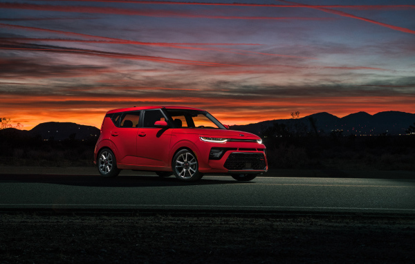 Красный автомобиль Kia Soul GT-Line, 2020 года на фоне ночного неба