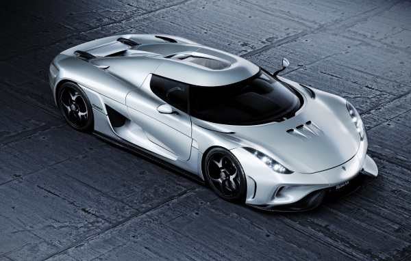 Серебристый автомобиль Koenigsegg Regera CGI 