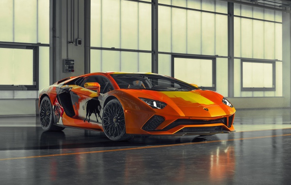 Автомобиль Lamborghini Aventador S, 2019 года в ангаре