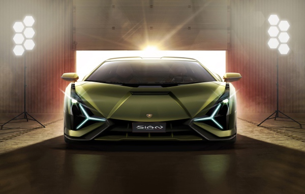 Автомобиль Lamborghini Sian 2019 года в свете софитов