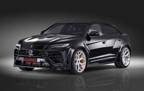 Черный  Lamborghini Urus Esteso 2019 года на сером фоне