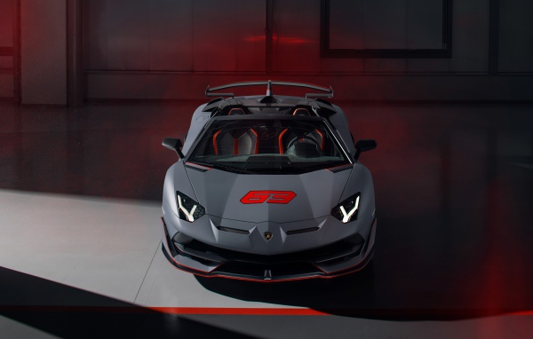 Серый автомобиль Lamborghini Aventador SVJ 63 Roadster 2020 года