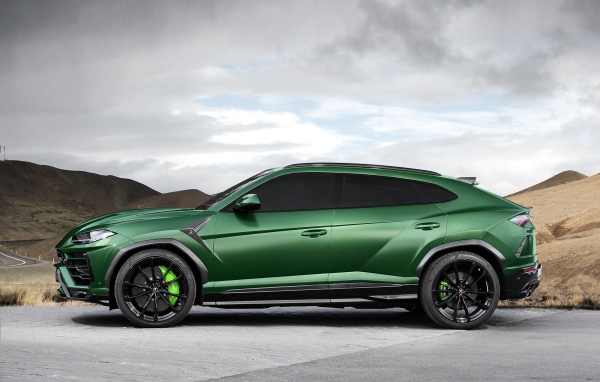 Зеленый автомобиль Lamborghini Urus вид сбоку