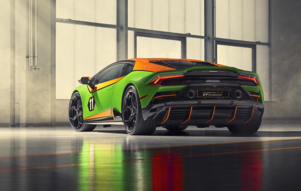 Спортивный автомобиль Lamborghini Huracan EVO GT, 2020 года вид сзади