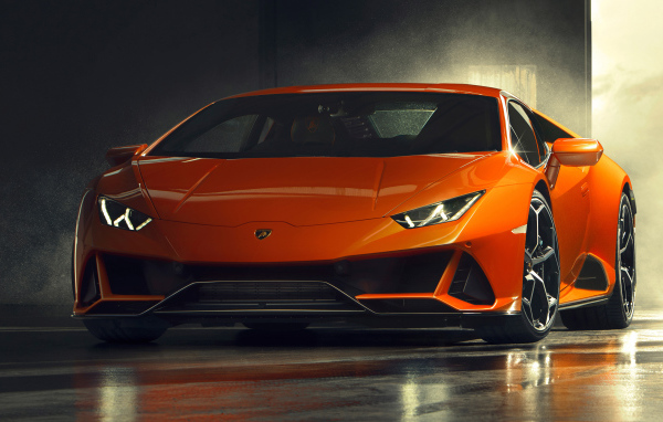 Оранжевый спортивный Lamborghini Huracan EVO, 2019 года в гараже