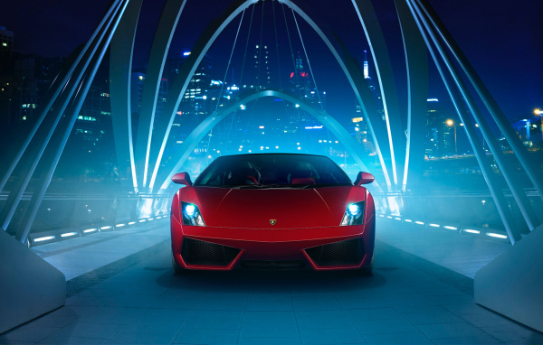 Красный автомобиль Lamborghini Gallardo в неоновом свете на мосту