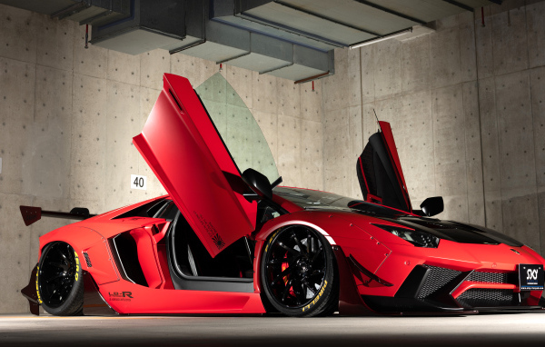 Красный спортивный автомобиль Lamborghini Aventador с открытыми дверями