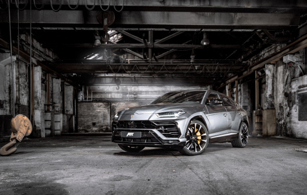 Внедорожник Lamborghini Urus,  2019 года в гараже