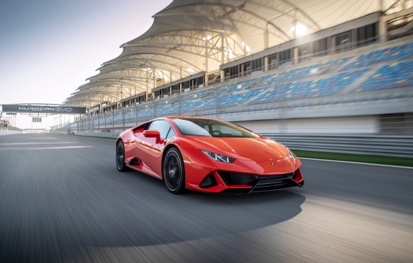 Спортивный красный автомобиль Lamborghini Huracan Evo на гоночной трассе