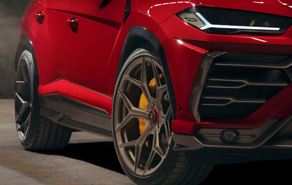 Колеса красного автомобиля  Lamborghini Urus 2019 года