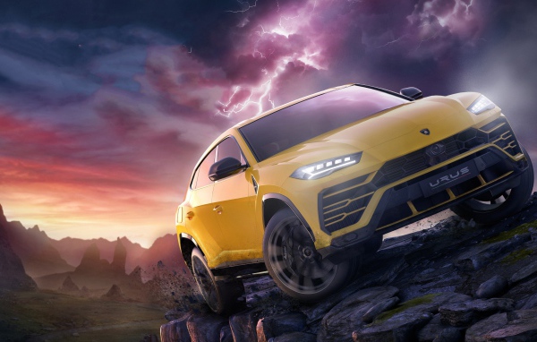 Желтый внедорожник Lamborghini Urus в горах
