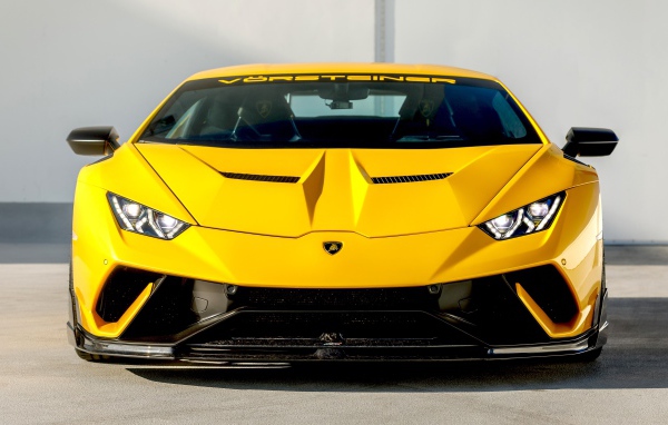 Желтый быстрый Lamborghini Huracan, 2019 года