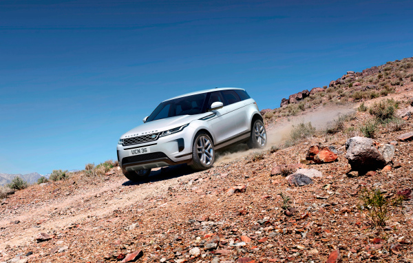 Белый внедорожник Range Rover Evoque D240 HSE 2019 года на бездорожье 