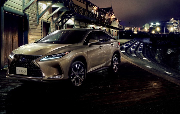 Автомобиль Lexus RX 450h 2019 года у воды