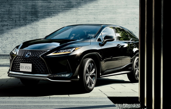 Черный автомобиль Lexus RX 450h 2019 года в гараже