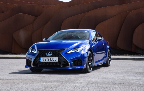 Синий стильный автомобиль Lexus RC F UK-Spec '2019 года