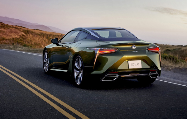 Автомобиль  Lexus LC 500, 2020 года на дороге вид сзади