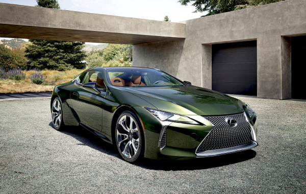 Зеленый Lexus LC 500 Inspiration Series, 2020 у гаража