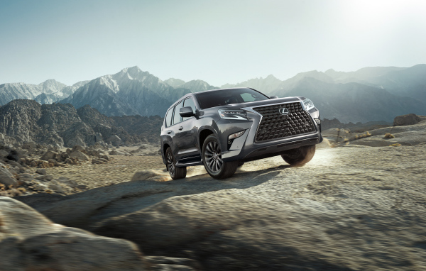 Внедорожник Lexus GX 460, 2020 года в горах 