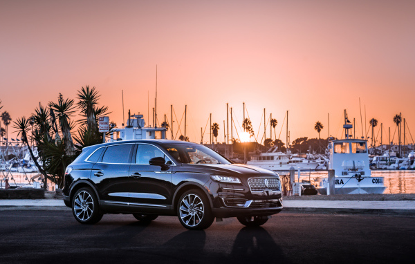 Черный Lincoln Nautilus 2019 года у причала на закате