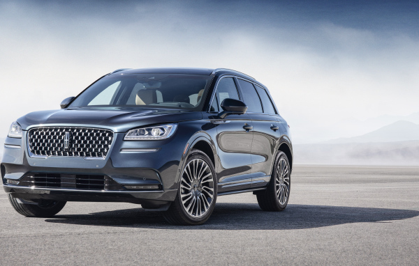 Дорогой серебристый автомобиль Lincoln Corsair