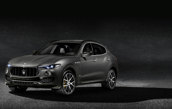 Автомобиль Maserati Levante на сером фоне