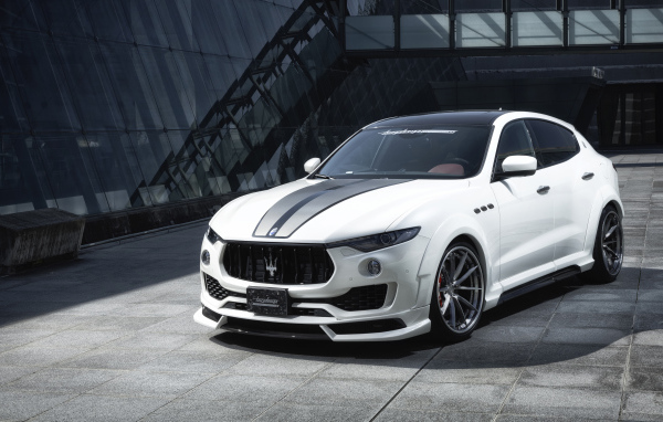 Белый автомобиль  Maserati Levante в здании