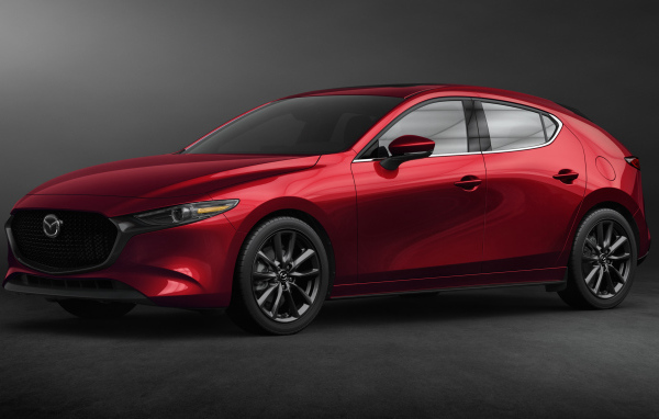Красный автомобиль Mazda 3, 2020 года на сером фоне