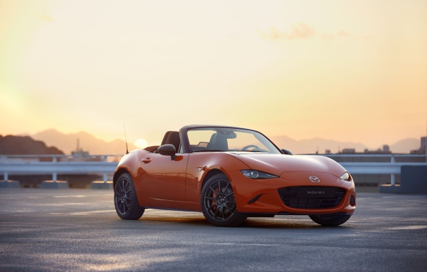 Красный автомобиль Mazda MX-5 на фоне неба