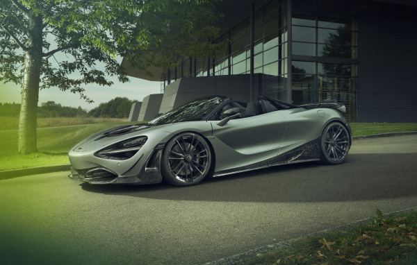 Серебристый автомобиль McLaren 720S Spider 2019 года у дома