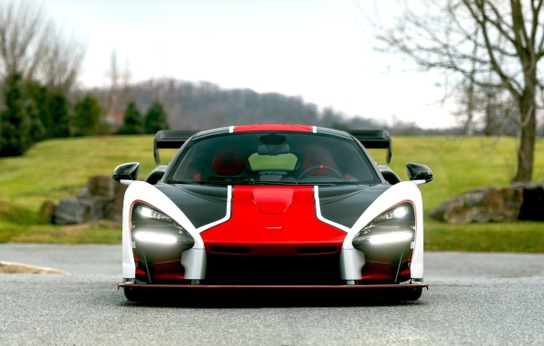 Спортивный автомобиль McLaren MSO Senna вид спереди 