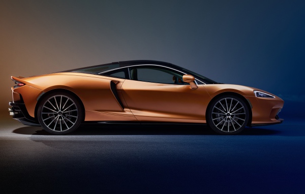 Оранжевый автомобиль McLaren GT Superlight 2019 года на синем фоне