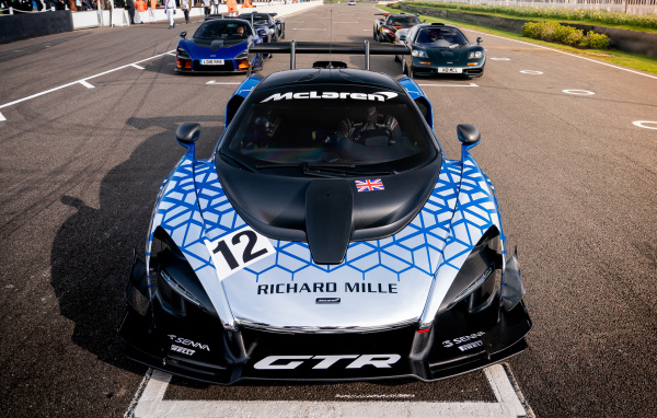 Гоночный автомобиль McLaren Senna GTR  2019 года на трассе