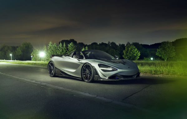 Серебристый автомобиль McLaren 720S Spider 2019 года ночью на дороге