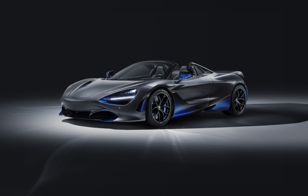 Серебристый автомобиль McLaren 720S Spider, 2019 года 