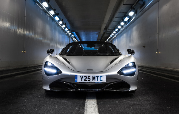 Серебристый спортивный автомобиль  McLaren 720S Spider, 2019 года в тоннеле