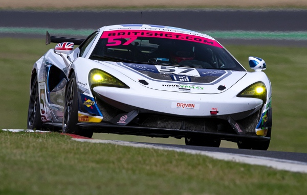 Спортивный автомобиль McLaren 720S GT3 на гоночной трассе