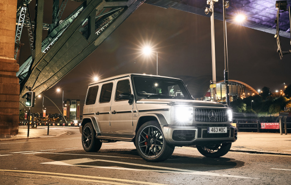 Джип Mercedes-AMG G 63 2018 года с включенными фарами